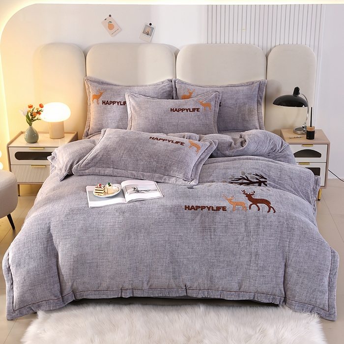 91家纺网 家纺一手货源 找家纺 代芙家纺 2023秋冬新品全消光8.5斤牛奶绒加厚保暖毛巾绣四件套 小鹿-浅灰