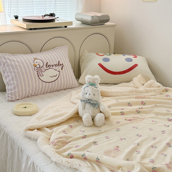 91家纺网 家纺一手货源 找家纺 昔可家纺 2023新款ins风牛奶绒羊羔绒印花毛毯（风格一） 天鹅玫瑰