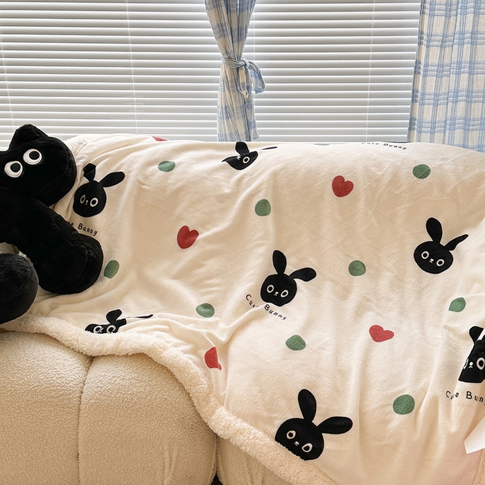 91家纺网 家纺一手货源 找家纺 昔可家纺 2023新款ins风牛奶绒羊羔绒印花毛毯（风格二） 波点小黑兔