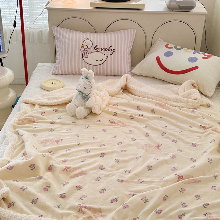 91家纺网 家纺一手货源 找家纺 昔可家纺 2023新款ins风牛奶绒羊羔绒印花毛毯（风格一） 天鹅玫瑰