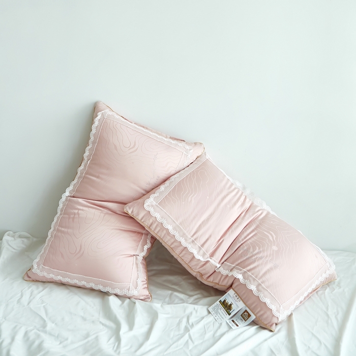 91家纺网 家纺一手货源 找家纺 拾光枕芯 2023新款羊绒蕾丝枕 粉色