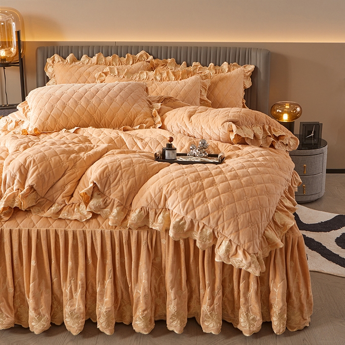 91家纺网 家纺一手货源 找家纺 罗艺轩 2024新款花季宝宝绒全套夹棉絎缝加厚系列床裙套件 香槟金