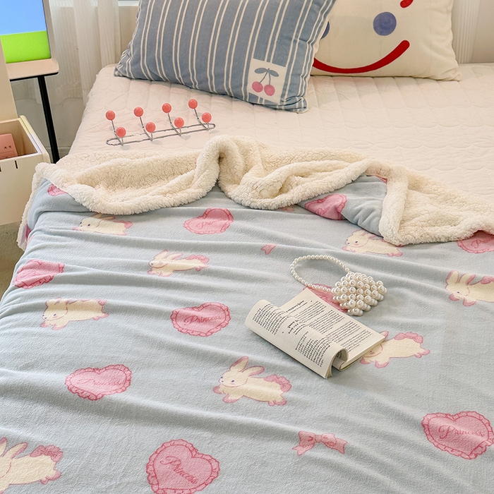 91家纺网 家纺一手货源 找家纺 昔可家纺 2023新款ins风牛奶绒羊羔绒印花毛毯（风格一） 萝莉爱心兔