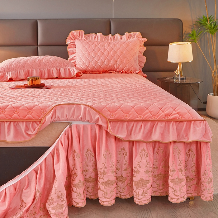 91家纺网 家纺一手货源 找家纺 罗艺轩 2024新款欧洲风情宝宝绒可拆卸夹棉床裙四件套 樱花粉