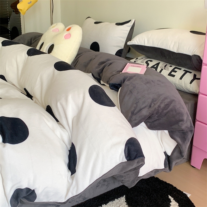 91家纺网 家纺一手货源 找家纺 星期八 2023新款210g双面牛奶绒印花四件套 波点