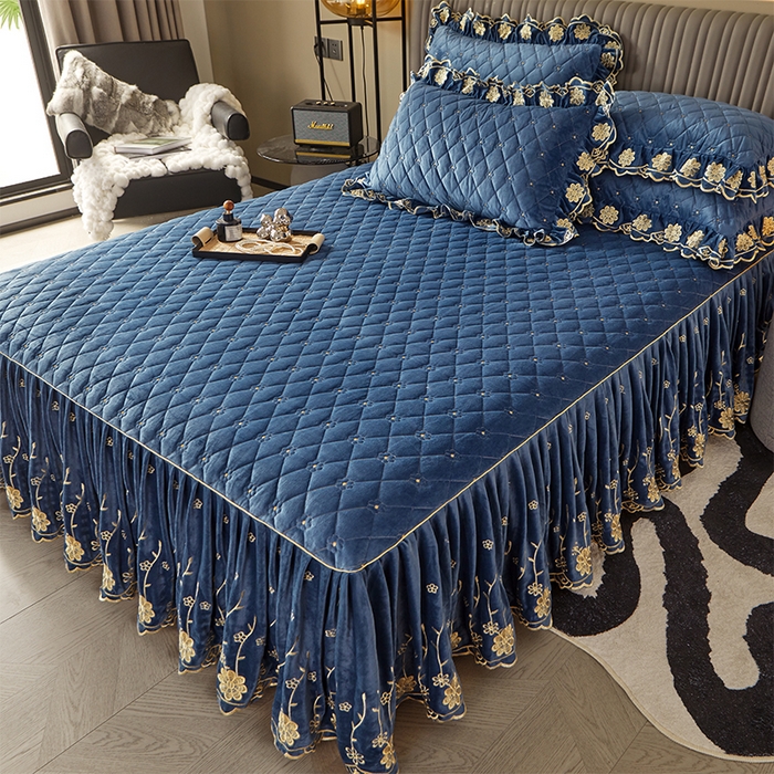 91家纺网 家纺一手货源 找家纺 罗艺轩 2024新款花季宝宝绒全套夹棉絎缝加厚系列床裙三件套 宝石蓝