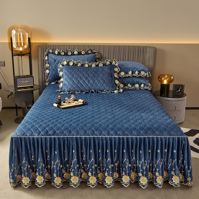 91家纺网 家纺一手货源 找家纺 罗艺轩 2024新款花季宝宝绒全套夹棉絎缝加厚系列床裙三件套 宝石蓝