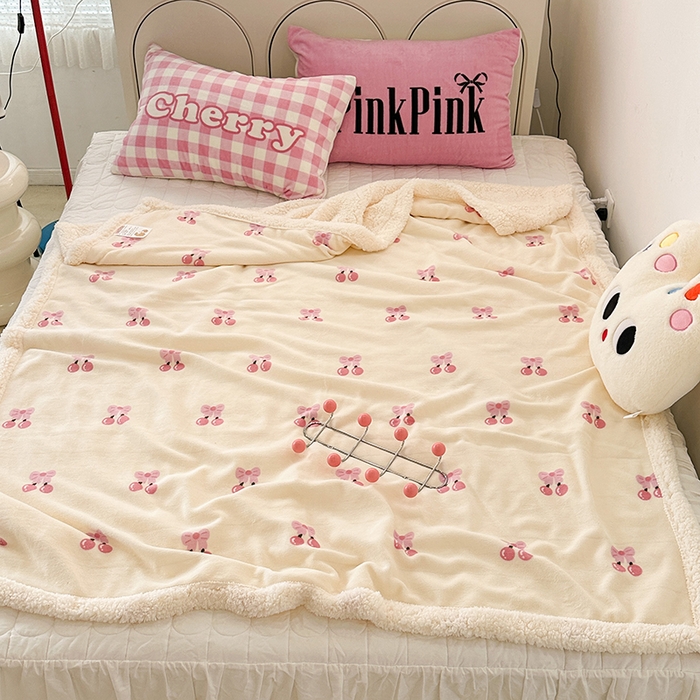 91家纺网 家纺一手货源 找家纺 昔可家纺 2023新款ins风牛奶绒羊羔绒印花毛毯（风格一） 一口樱桃