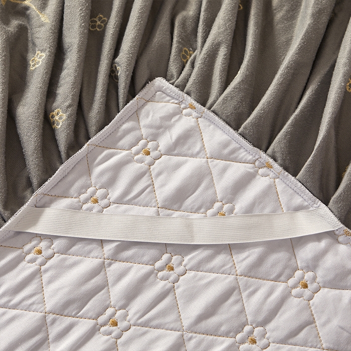 91家纺网 家纺一手货源 找家纺 罗艺轩 2024新款花季宝宝绒全套夹棉絎缝加厚系列床裙三件套 高级灰