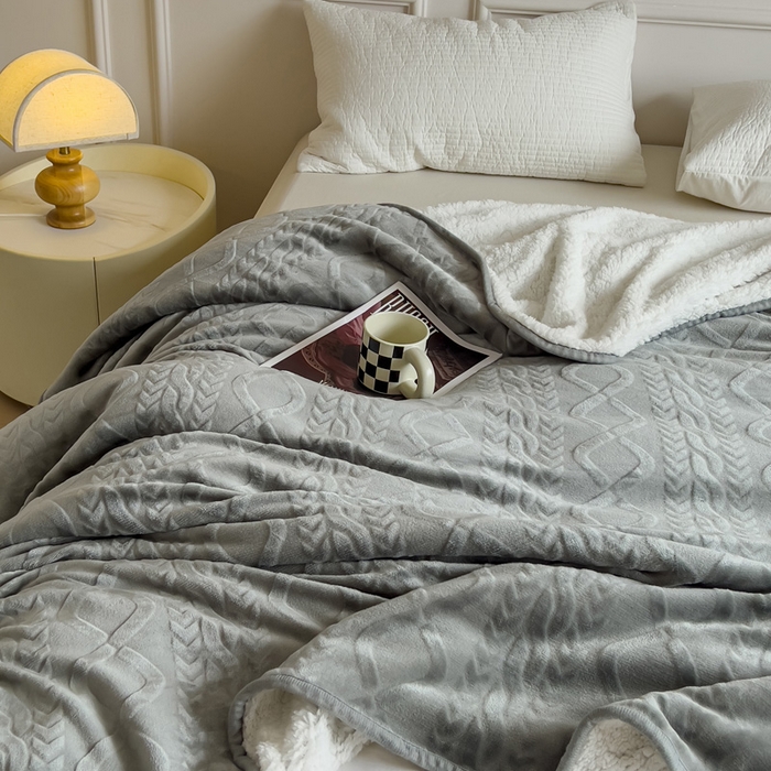 91家纺网 家纺一手货源 找家纺 宜家坊新款秋冬高克重法莱绒羊羔绒立体剪花纯色多功能毛毯 绅士灰