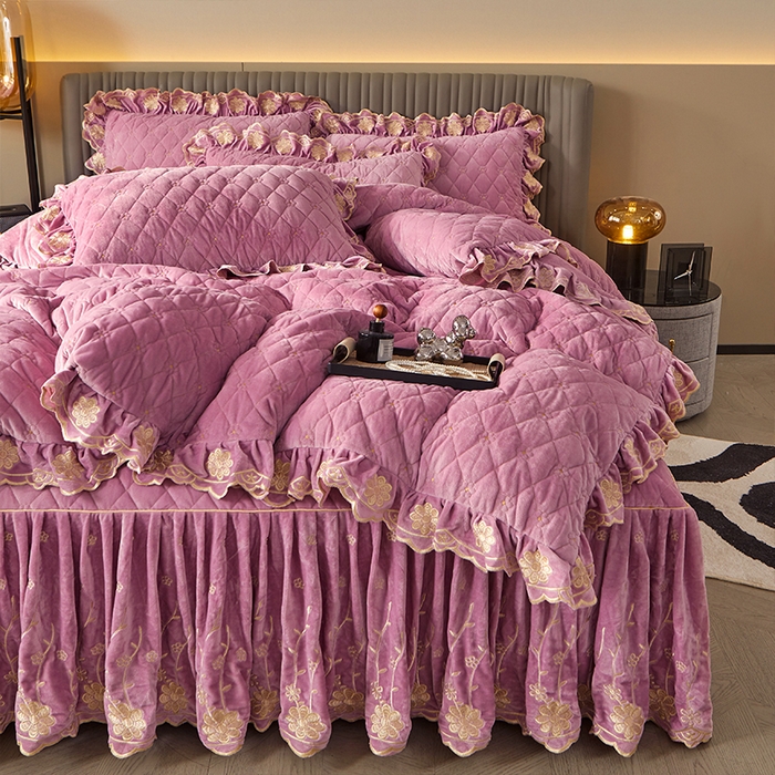 91家纺网 家纺一手货源 找家纺 罗艺轩 2024新款花季宝宝绒全套夹棉絎缝加厚系列床裙套件 丁香紫