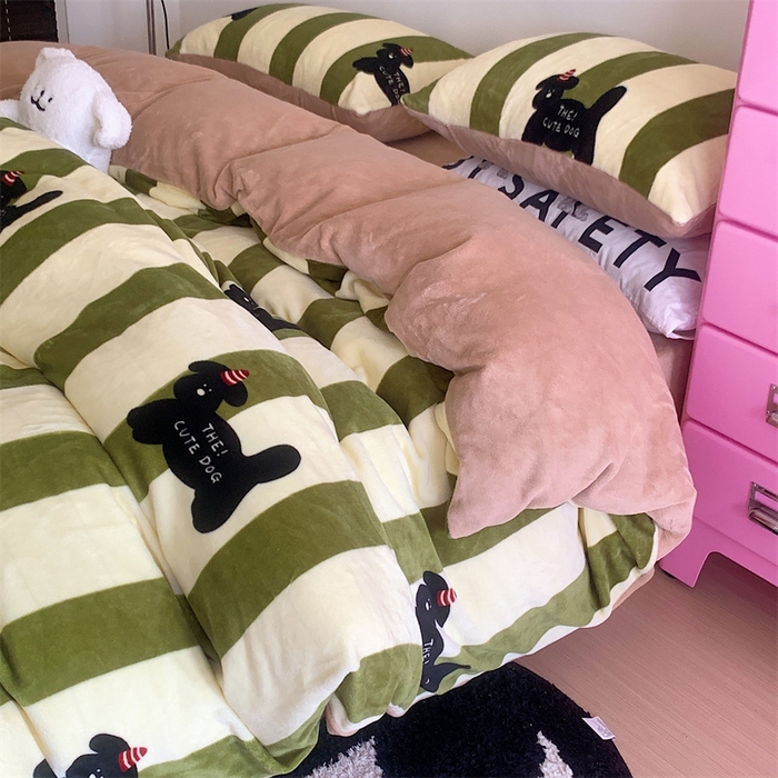 91家纺网 家纺一手货源 找家纺 星期八 2023新款210g双面牛奶绒印花四件套 条纹狗狗绿