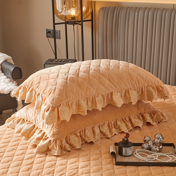 91家纺网 家纺一手货源 找家纺 罗艺轩 2024新款花季宝宝绒全套夹棉絎缝加厚系列床裙套件 香槟金