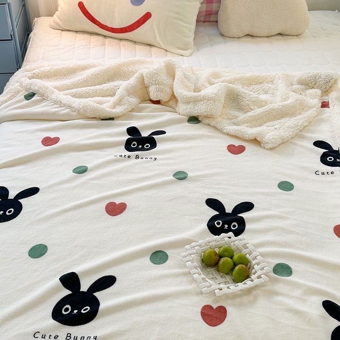 91家纺网 家纺一手货源 找家纺 昔可家纺 2023新款ins风牛奶绒羊羔绒印花毛毯（风格一） 波点小黑兔