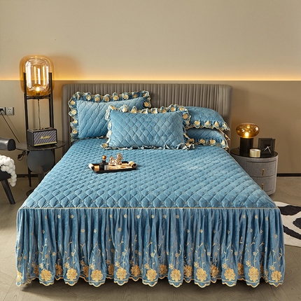 91家纺网 家纺一手货源 找家纺 罗艺轩 2024新款花季宝宝绒全套夹棉絎缝加厚系列床裙三件套 绅士蓝