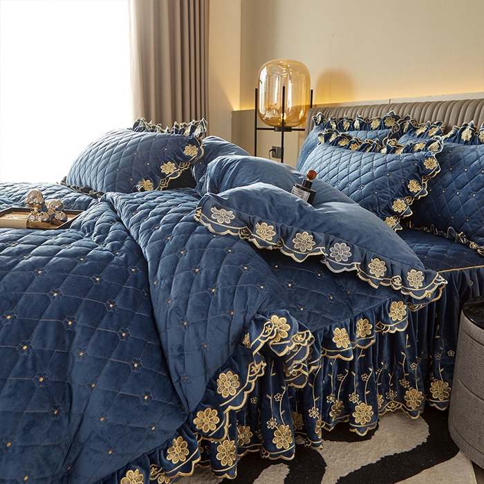 91家纺网 家纺一手货源 找家纺 罗艺轩 2024新款花季宝宝绒全套夹棉絎缝加厚系列床裙套件 宝石蓝