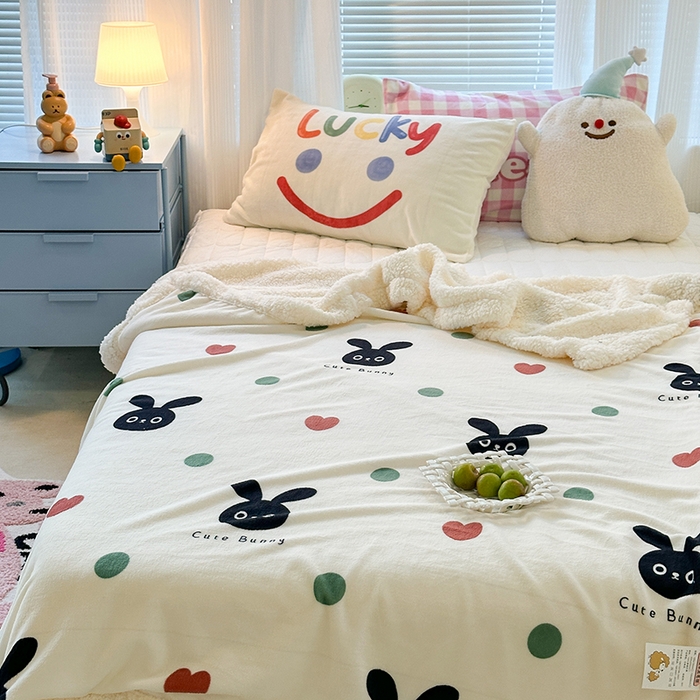 91家纺网 家纺一手货源 找家纺 昔可家纺 2023新款ins风牛奶绒羊羔绒印花毛毯（风格一） 波点小黑兔