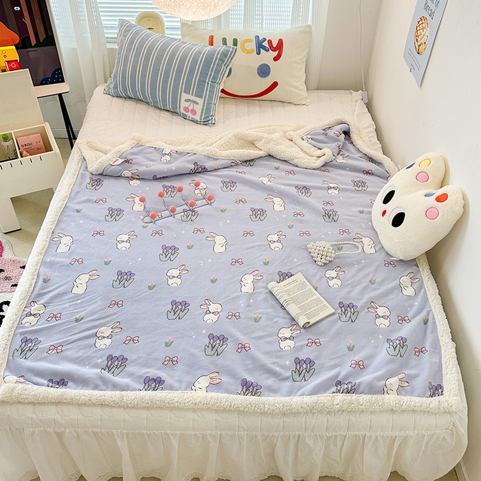 91家纺网 家纺一手货源 找家纺 昔可家纺 2023新款ins风牛奶绒羊羔绒印花毛毯（风格一） 萌萌紫底郁金香兔