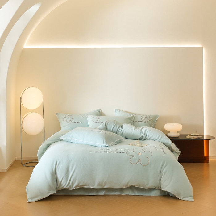 91家纺网 家纺一手货源 找家纺 万盛家纺 2025新款牛奶绒简约绣花四件套 艾草绿