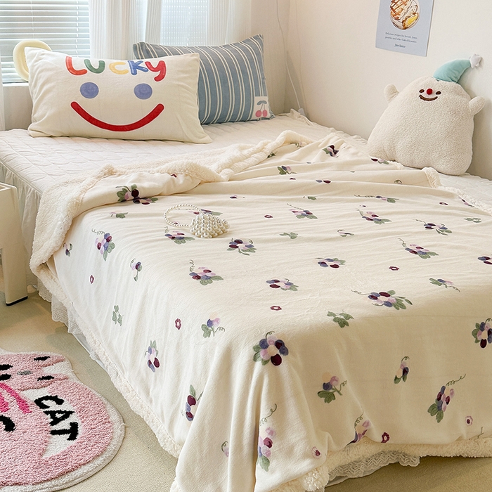 91家纺网 家纺一手货源 找家纺 昔可家纺 2023新款ins风牛奶绒羊羔绒印花毛毯（风格一） 紫色葡萄