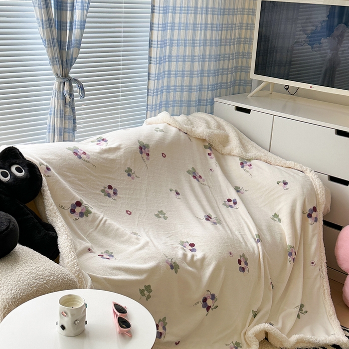 91家纺网 家纺一手货源 找家纺 昔可家纺 2023新款ins风牛奶绒羊羔绒印花毛毯（风格二） 紫色葡萄