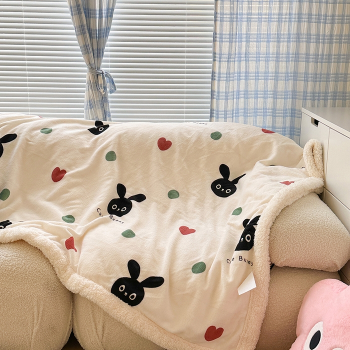 91家纺网 家纺一手货源 找家纺 昔可家纺 2023新款ins风牛奶绒羊羔绒印花毛毯（风格二） 波点小黑兔