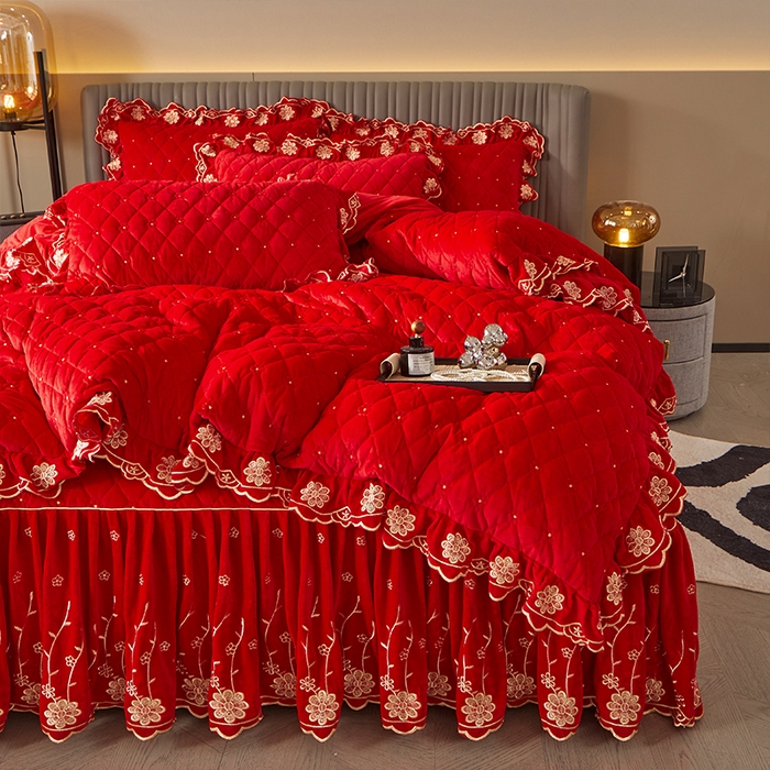 91家纺网 家纺一手货源 找家纺 罗艺轩 2024新款花季宝宝绒全套夹棉絎缝加厚系列床裙套件 喜庆红