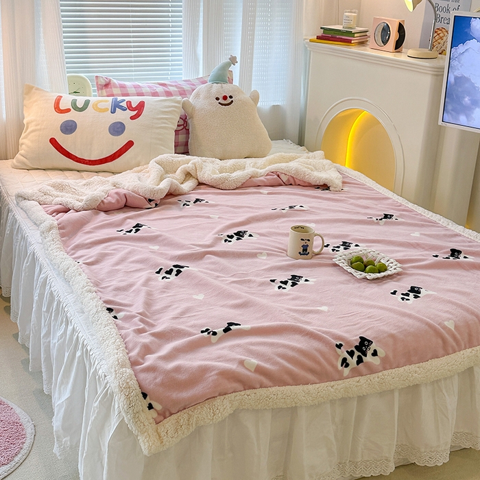 91家纺网 家纺一手货源 找家纺 昔可家纺 2023新款ins风牛奶绒羊羔绒印花毛毯（风格一） 爱心小黑猫