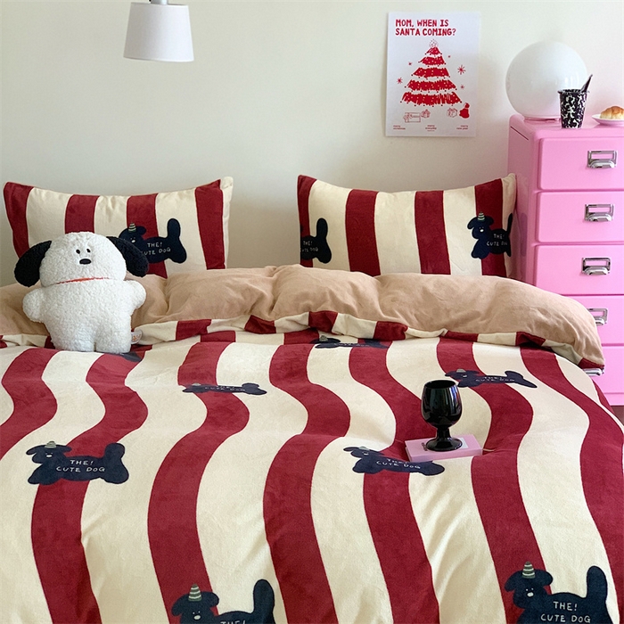 91家纺网 家纺一手货源 找家纺 星期八 2023新款210g双面牛奶绒印花四件套 条纹狗狗红