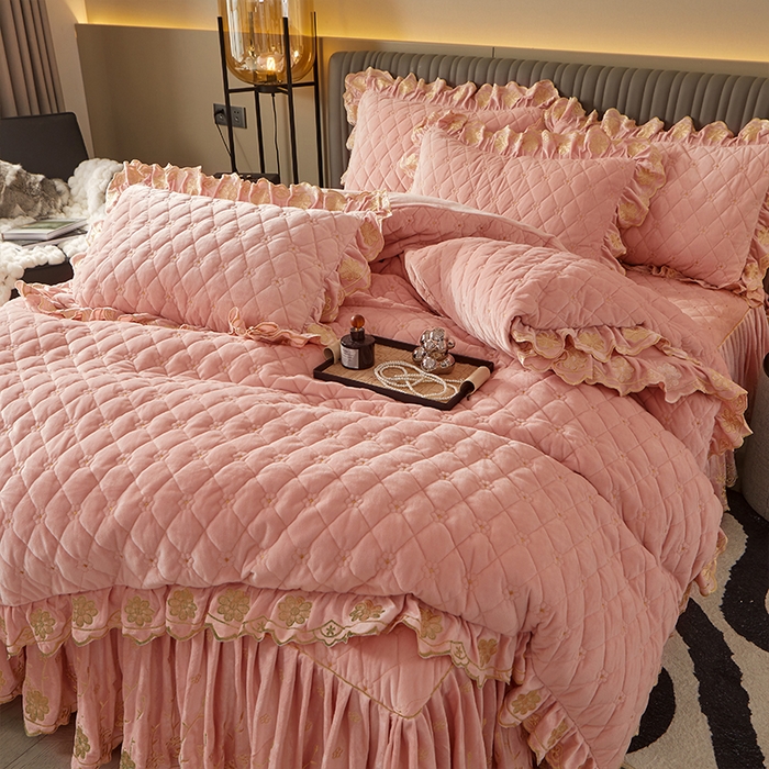 91家纺网 家纺一手货源 找家纺 罗艺轩 2024新款花季宝宝绒全套夹棉絎缝加厚系列床裙套件 美人玉