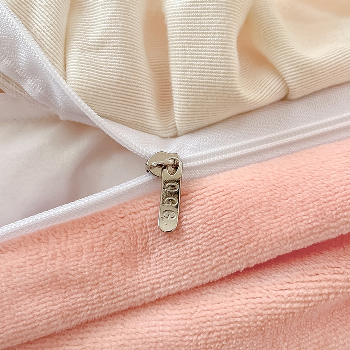 91家纺网 家纺一手货源 找家纺 琪格格纺织 2024新款暖绒蓄热全消光雕花绒花边四件套-雕花绒花边 雕花绒花边- 阿芙朵 粉