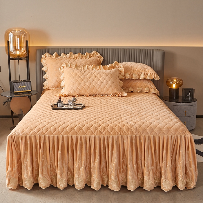 91家纺网 家纺一手货源 找家纺 罗艺轩 2024新款花季宝宝绒全套夹棉絎缝加厚系列床裙三件套 香槟金