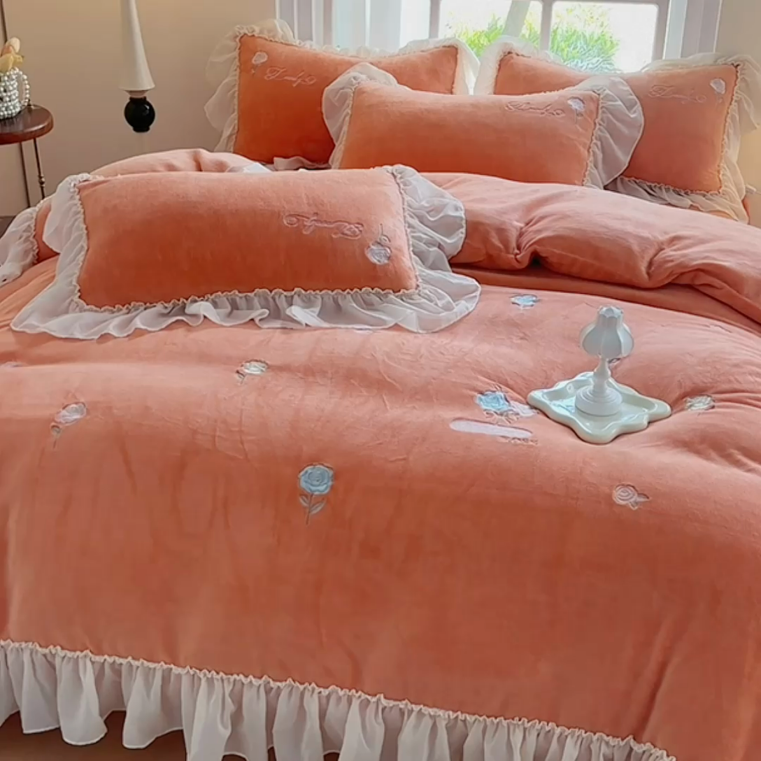 91家纺网 家纺一手货源 找家纺 可以家居 2023新款牛奶绒绣花花边款四件套玫瑰庄园 爱玛橙