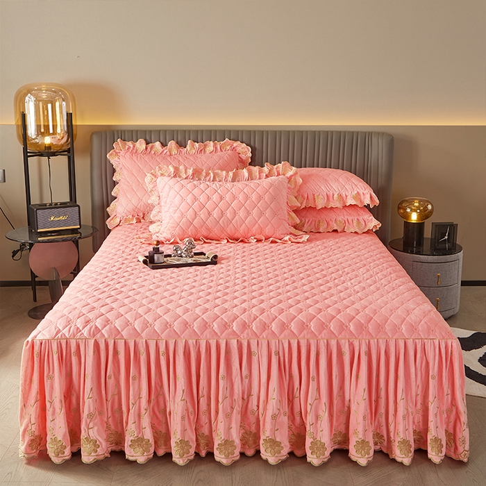 91家纺网 家纺一手货源 找家纺 罗艺轩 2024新款花季宝宝绒全套夹棉絎缝加厚系列床裙三件套 樱花粉