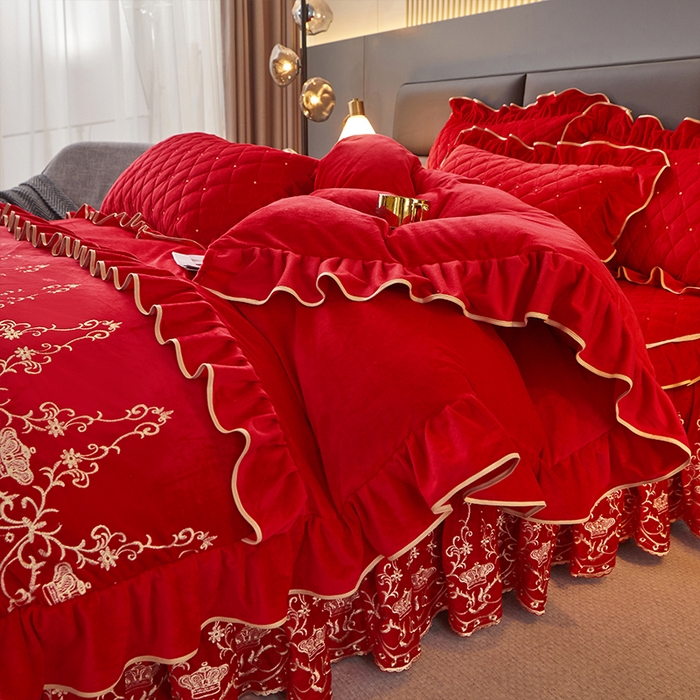 91家纺网 家纺一手货源 找家纺 罗艺轩 2024新款欧洲风情宝宝绒可拆卸夹棉床裙四件套 喜庆红