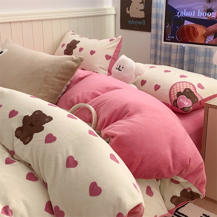 91家纺网 家纺一手货源 找家纺 星期八 2023新款210g双面牛奶绒印花四件套 爱心熊