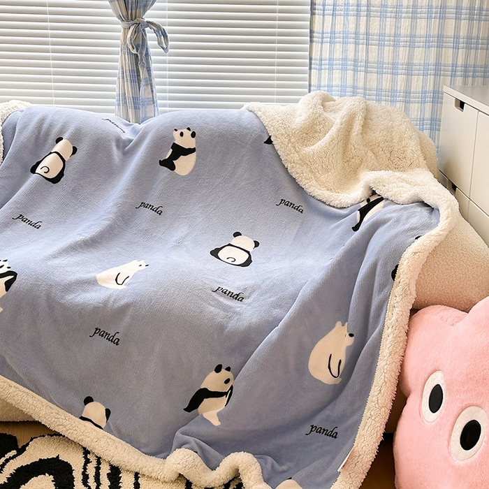 91家纺网 家纺一手货源 找家纺 昔可家纺 2023新款ins风牛奶绒羊羔绒印花毛毯（风格二） 蓝底熊猫