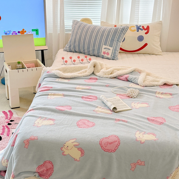 91家纺网 家纺一手货源 找家纺 昔可家纺 2023新款ins风牛奶绒羊羔绒印花毛毯（风格一） 萝莉爱心兔