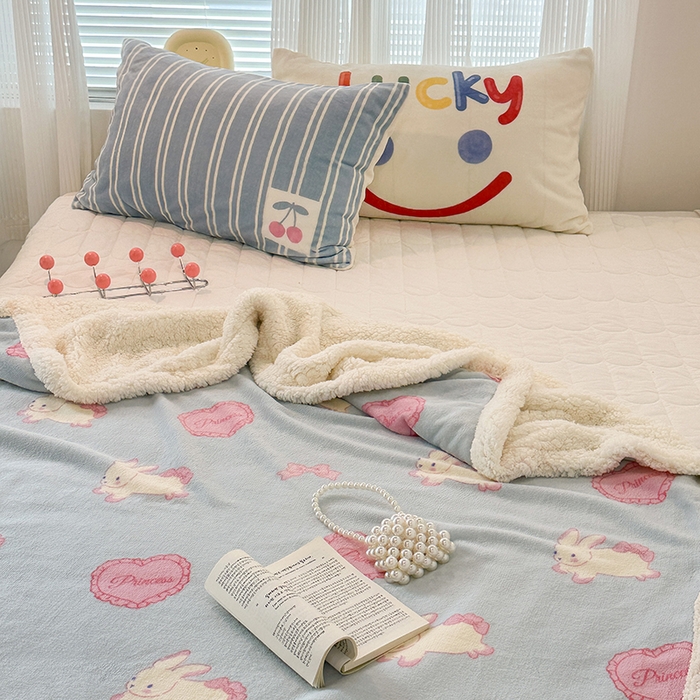 91家纺网 家纺一手货源 找家纺 昔可家纺 2023新款ins风牛奶绒羊羔绒印花毛毯（风格一） 萝莉爱心兔