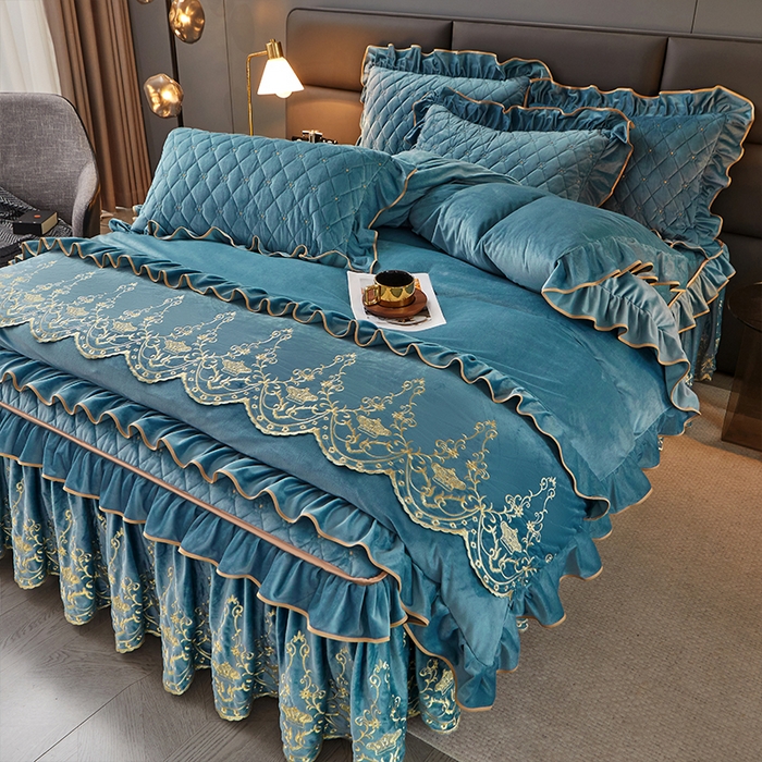 91家纺网 家纺一手货源 找家纺 罗艺轩 2024新款欧洲风情宝宝绒可拆卸夹棉床裙四件套 绅士蓝