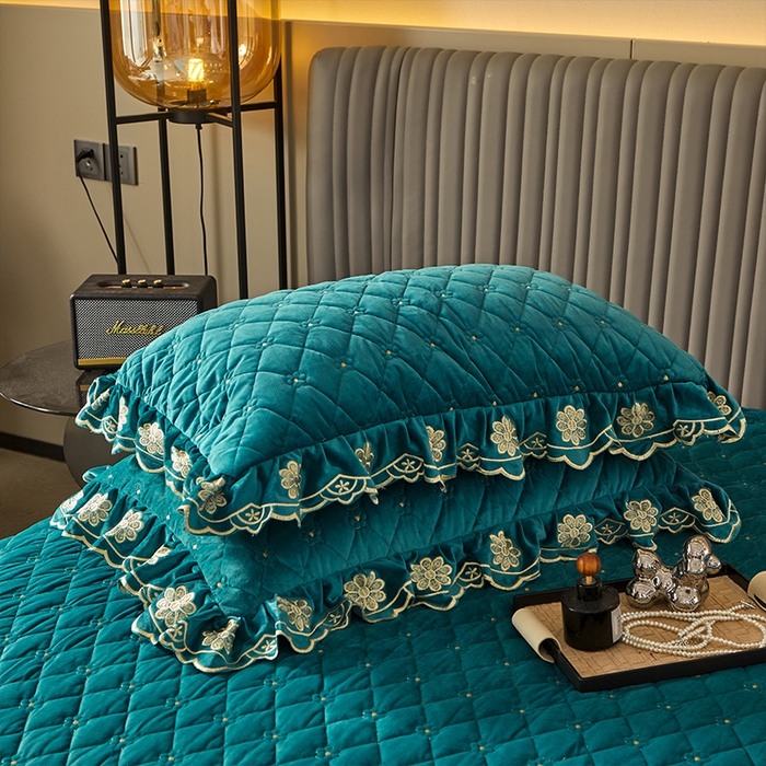 91家纺网 家纺一手货源 找家纺 罗艺轩 2024新款花季宝宝绒全套夹棉絎缝加厚系列床裙套件 橄榄绿