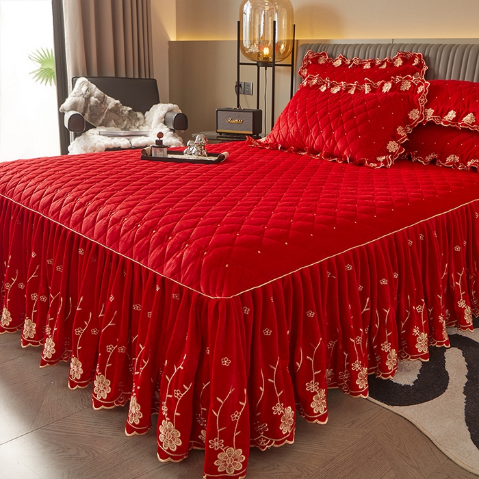 91家纺网 家纺一手货源 找家纺 罗艺轩 2024新款花季宝宝绒全套夹棉絎缝加厚系列床裙三件套 喜庆红