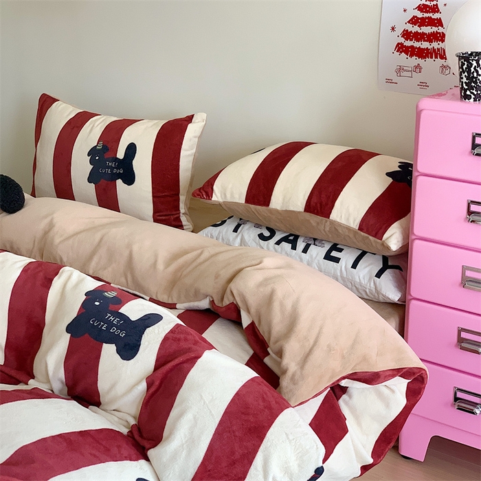 91家纺网 家纺一手货源 找家纺 星期八 2023新款210g双面牛奶绒印花四件套 条纹狗狗红