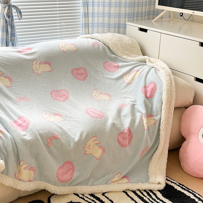 91家纺网 家纺一手货源 找家纺 昔可家纺 2023新款ins风牛奶绒羊羔绒印花毛毯（风格二） 萝莉爱心兔