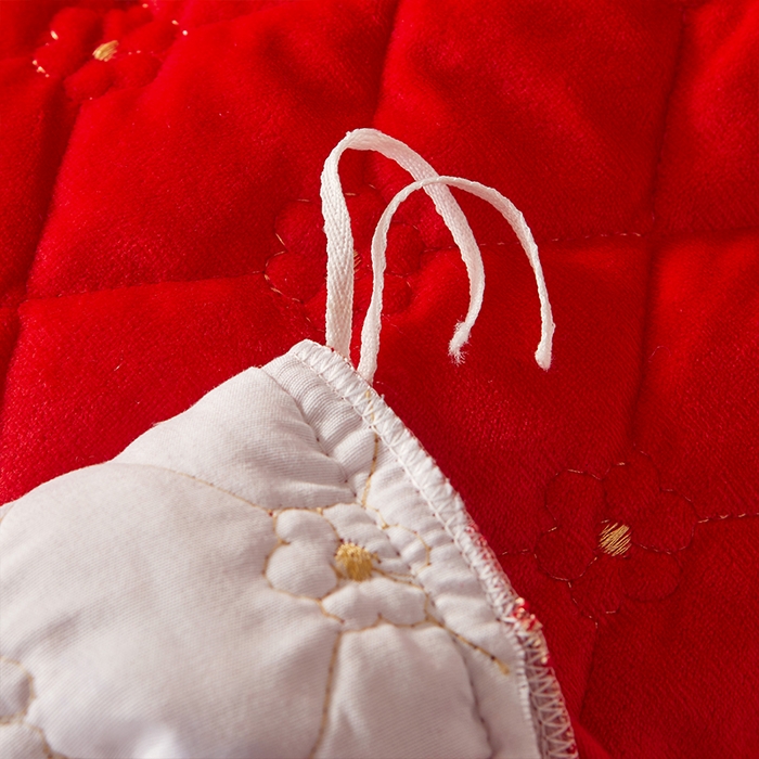 91家纺网 家纺一手货源 找家纺 罗艺轩 2024新款花季宝宝绒全套夹棉絎缝加厚系列床裙三件套 喜庆红