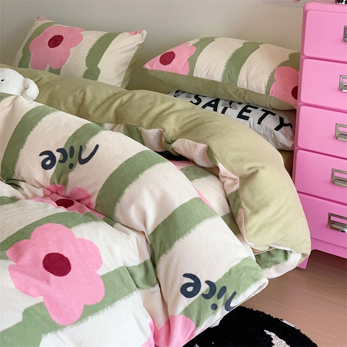 91家纺网 家纺一手货源 找家纺 星期八 2023新款210g双面牛奶绒印花四件套 花花