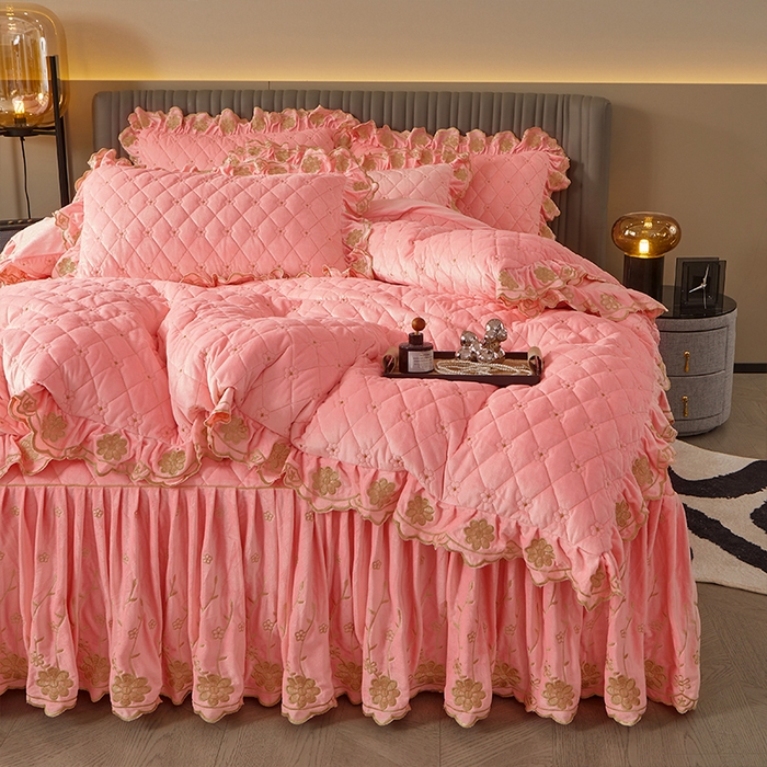 91家纺网 家纺一手货源 找家纺 罗艺轩 2024新款花季宝宝绒全套夹棉絎缝加厚系列床裙套件 樱花粉