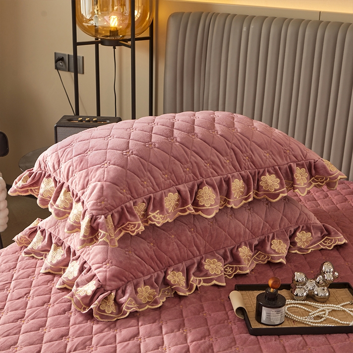 91家纺网 家纺一手货源 找家纺 罗艺轩 2024新款花季宝宝绒全套夹棉絎缝加厚系列床裙三件套 豆沙粉