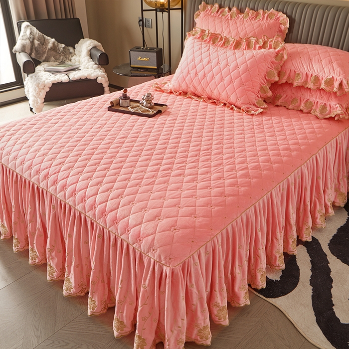 91家纺网 家纺一手货源 找家纺 罗艺轩 2024新款花季宝宝绒全套夹棉絎缝加厚系列床裙三件套 樱花粉