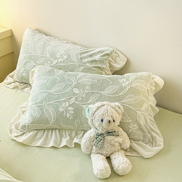 91家纺网 家纺一手货源 找家纺 琪格格纺织 2024新款暖绒蓄热全消光雕花绒花边四件套-雕花绒花边 雕花绒花边 迪娅妮 浅绿